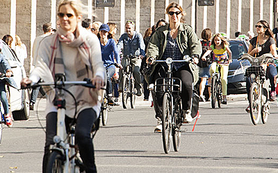 Vélos sur la rue de Rivoli