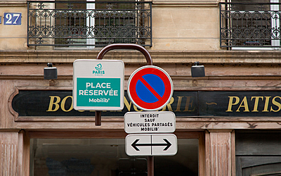 Photo d'un panneau de localisation des places réservées aux véhicules Mobilib', indiquant que le stationnement y est interdit, sauf pour ces derniers.
