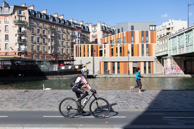 Cycliste canal de l'ourcq au soleil