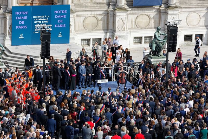 Cérémonie hommage Notre Dame devant l'Hôtel de Ville