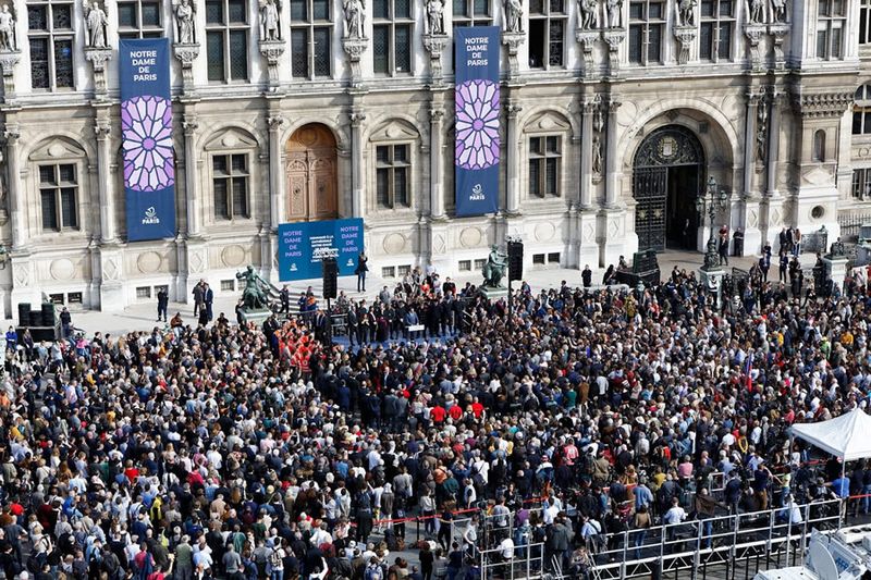 Hommage Notre Dame devant l'Hôtel de Ville