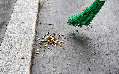 Nettoyage de mégots dans une rue