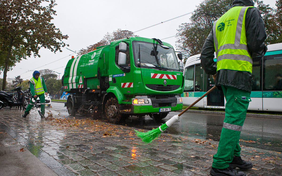 Nettoyage des feuilles dans une avenue de Paris