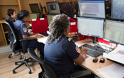 Agents de Surveillance de Paris dans une salle de vidéo-surveillance