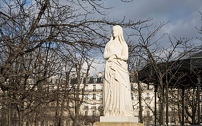 Statue de sainte Geneviève dans le jardin du Luxembourg 