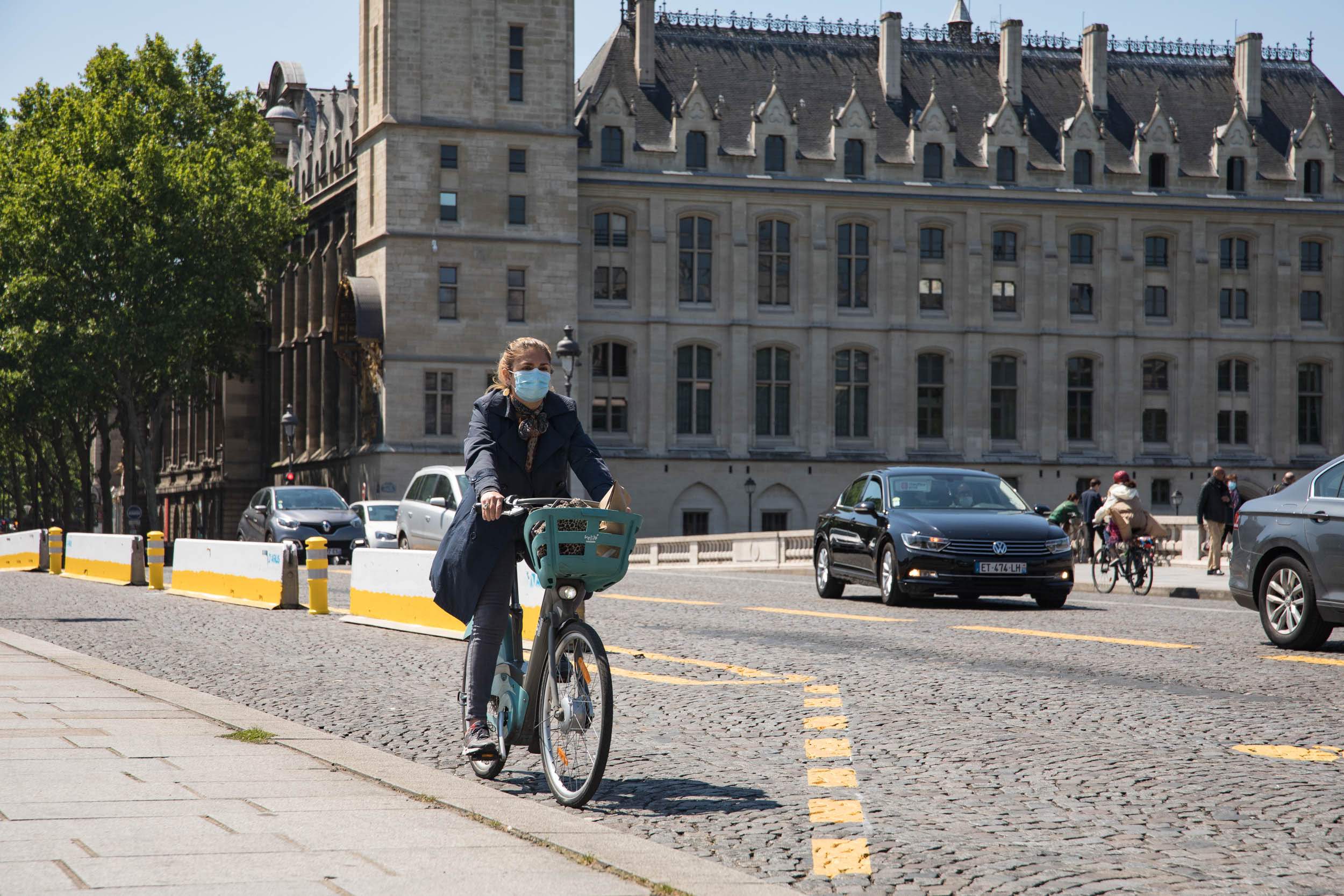 Cycliste en vélib portant un masque de protection