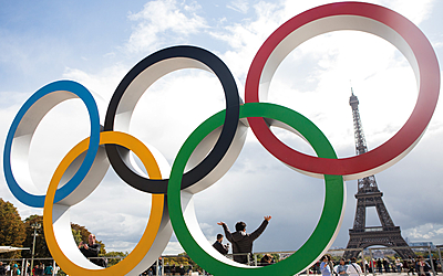 Les anneaux olympiques devant la Tour Eiffel