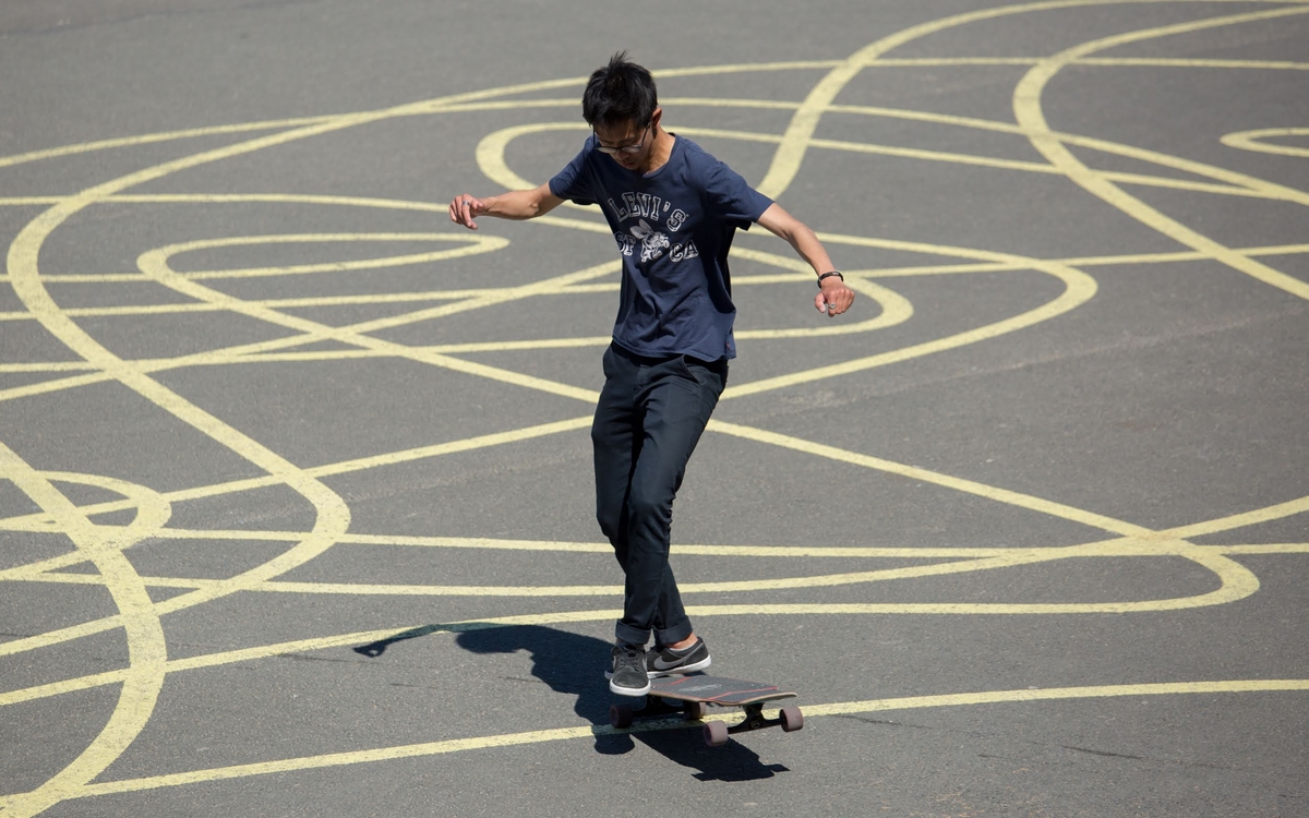 Skateur sur les quais de Seine.