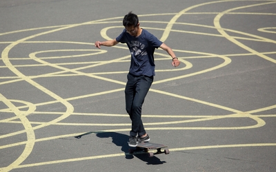 Skateur sur les quais de Seine.