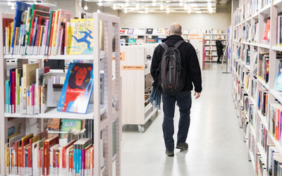 Un homme dans une bibliothèque