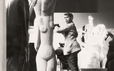 Ossip Zadkine taillant le bois.