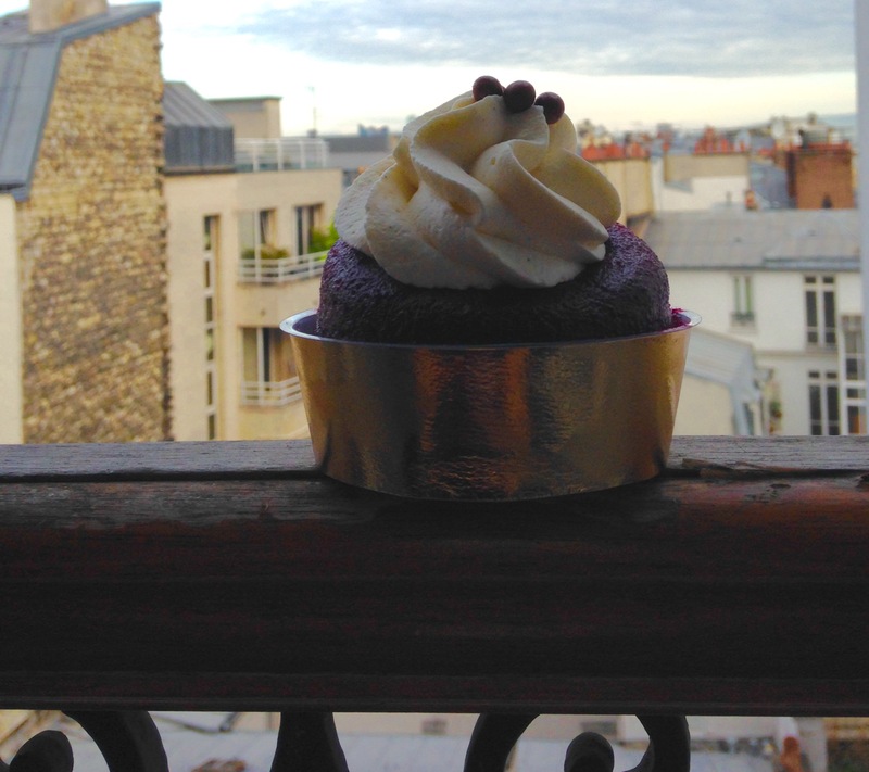 Baba cassis devant Paris