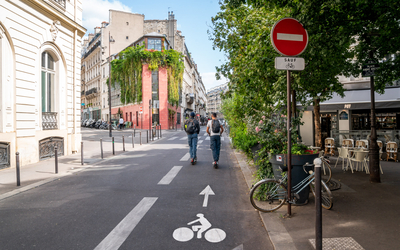 Trotinette sur piste cyclable 75009 rue de Douai
