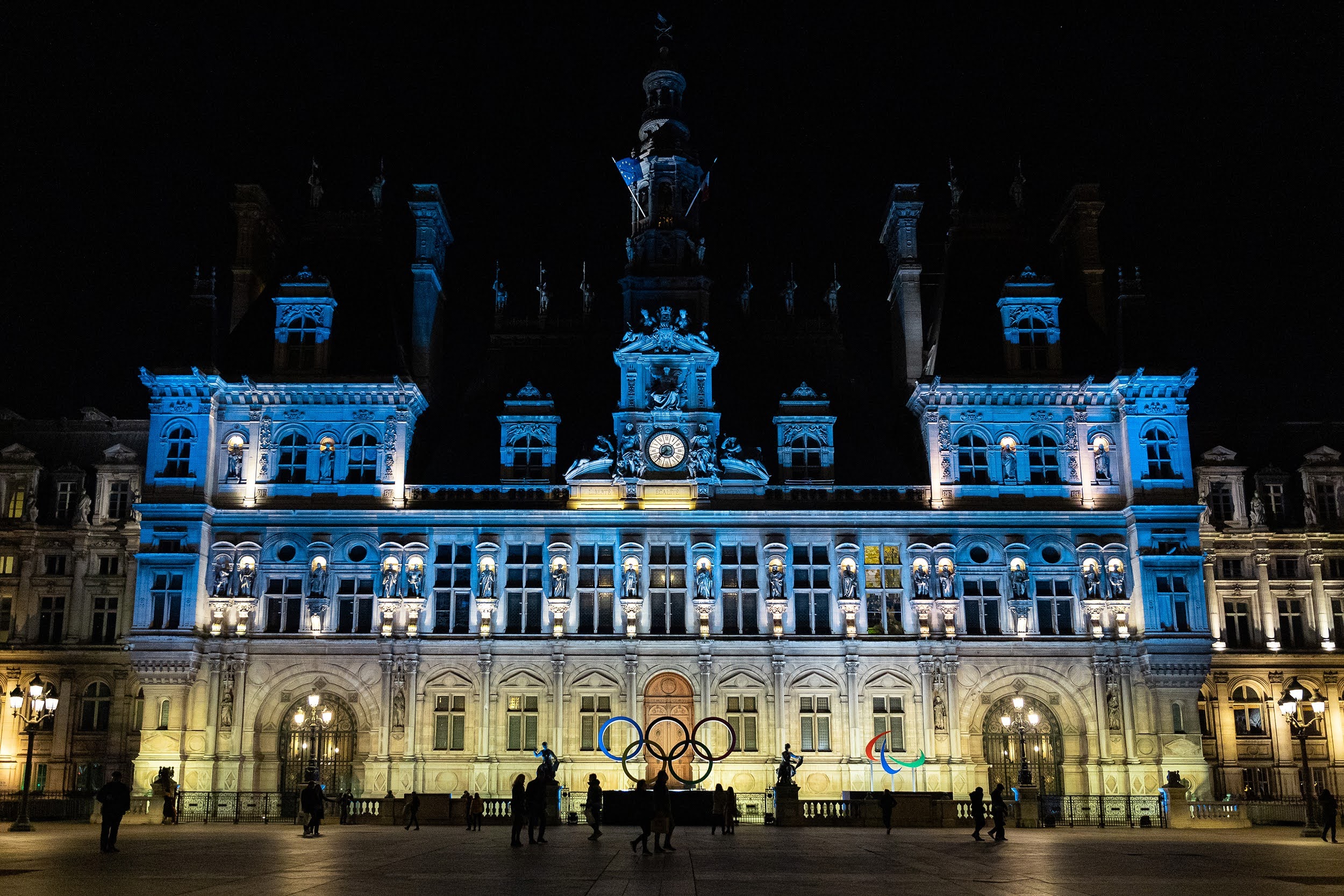 Illumination de l'Hôtel de ville aux couleurs de l'Ukraine 