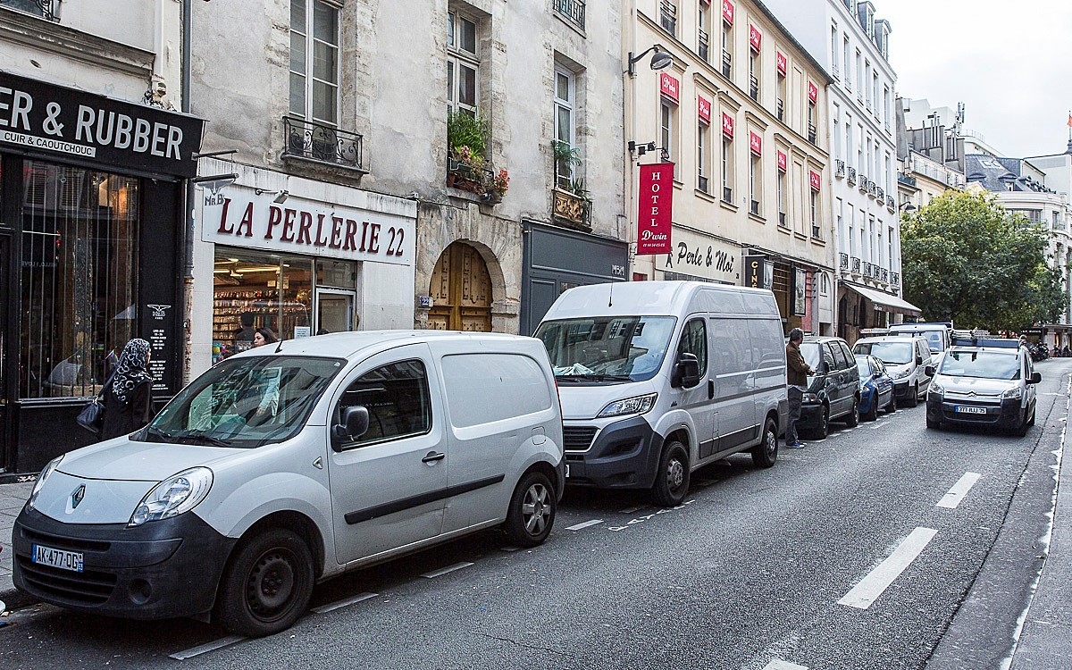 Stationnement de véhicules professionnels, camionnettes...
