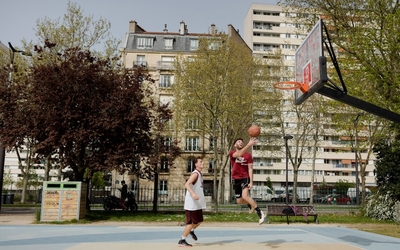 Two players on the Calmette 15th basketball court