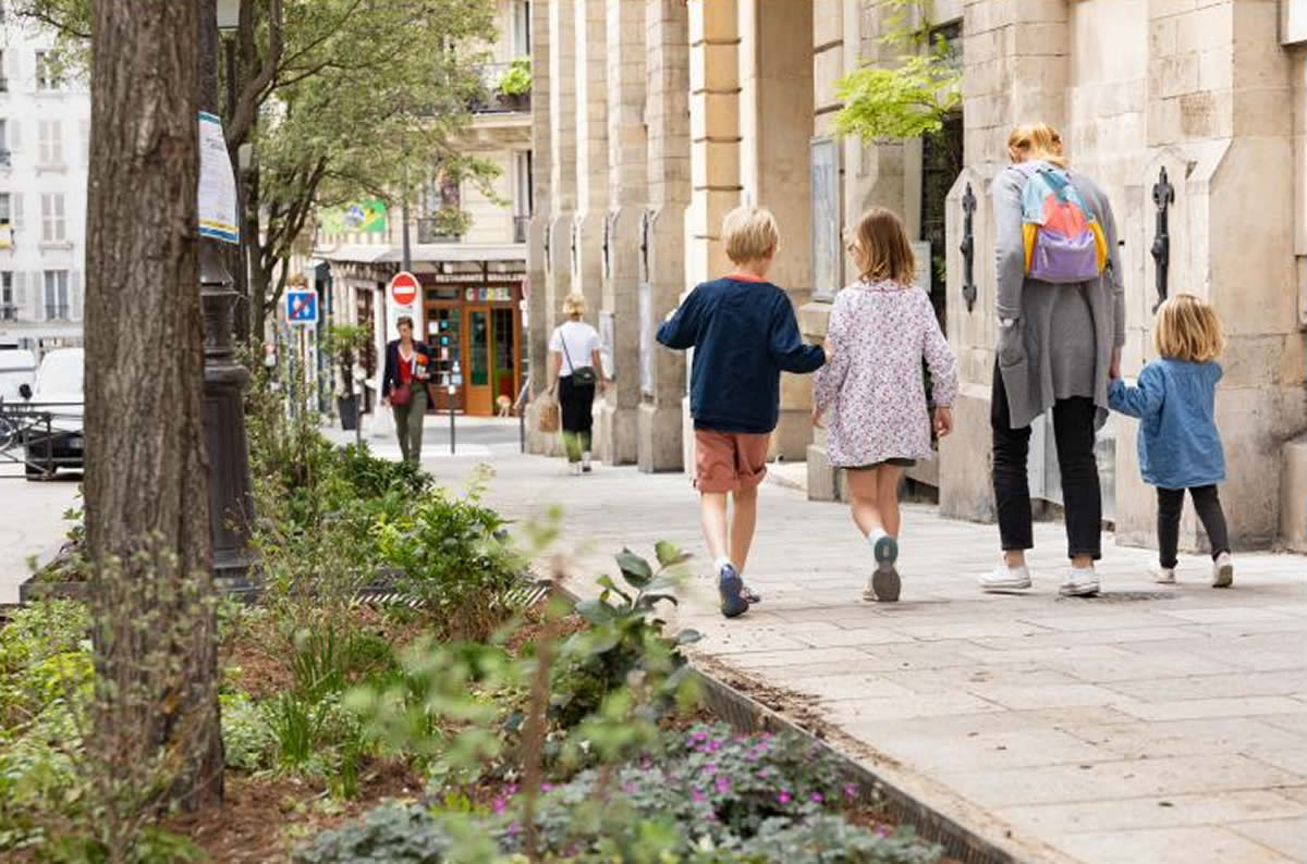 Enfants de dos rue Milton