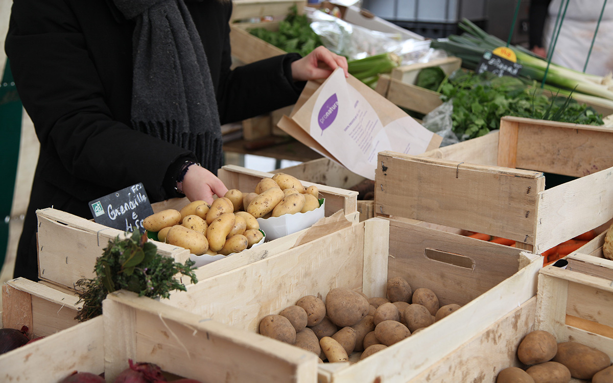 Étal sur un marché parisien