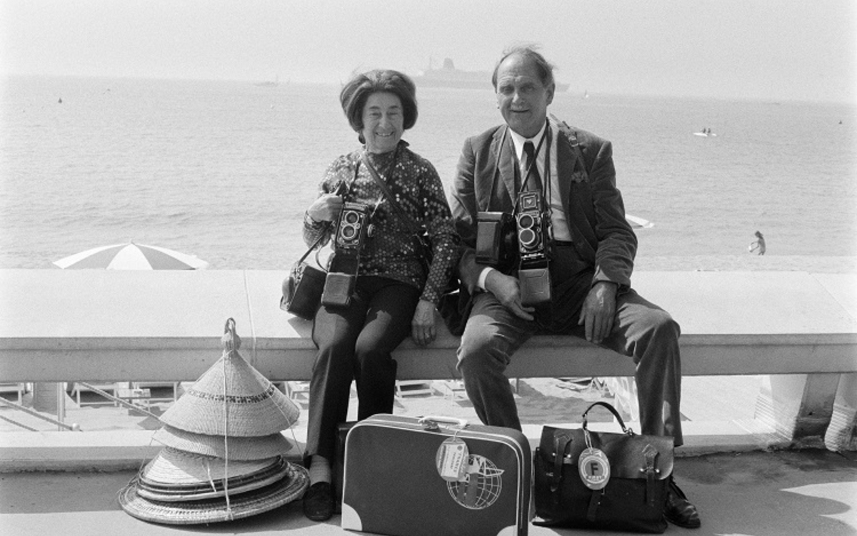 Hélène Roger-Viollet (1901-1985), journaliste, photographe et femme d'affaires française avec son mari Jean-Victor Fischer (1904-1985), "Les jeunes mariés qui ont ensemble 140 ans", de retour de leur tour du monde après le débarquement du "France"