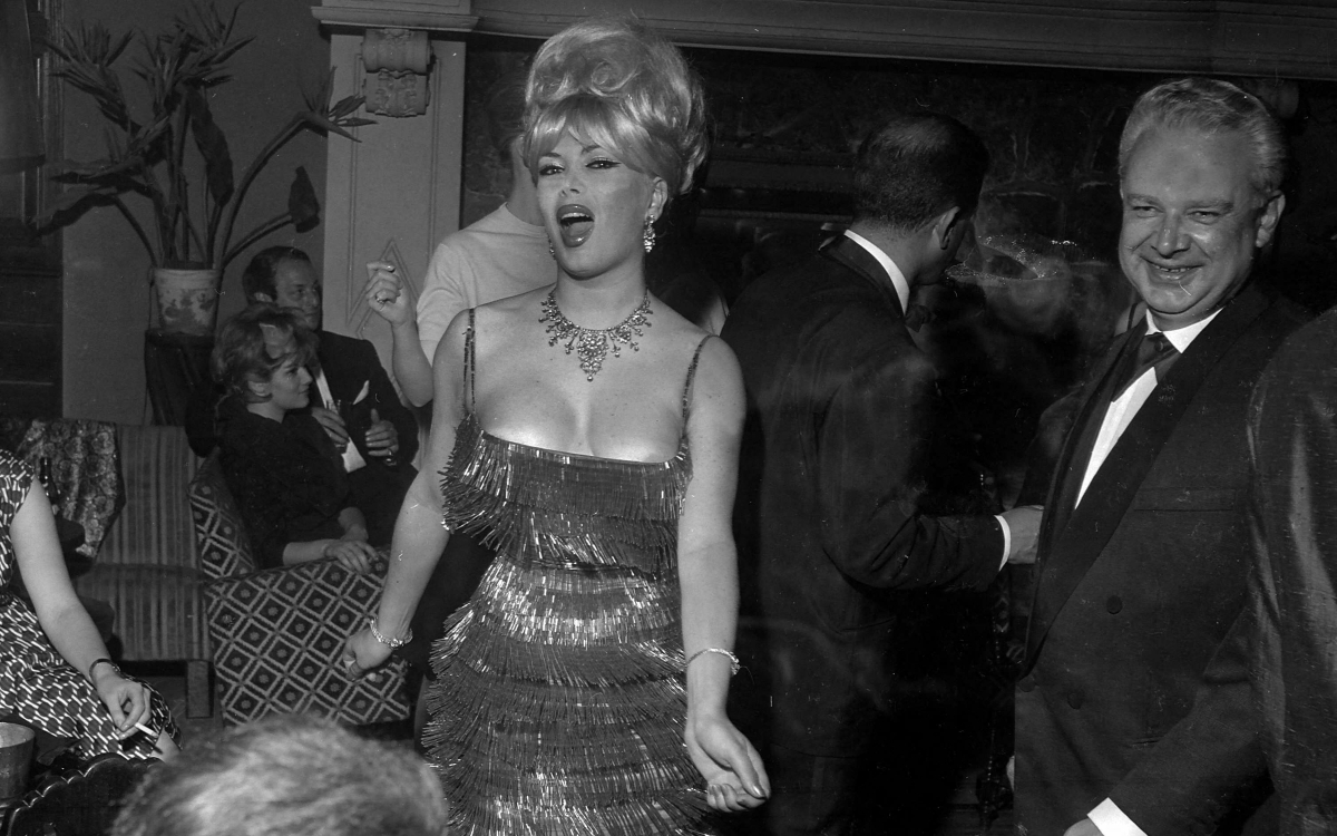 Coccinelle (artiste de music hall travesti, 1931-2006). Paris, Club Saint-Hilaire, 1963.