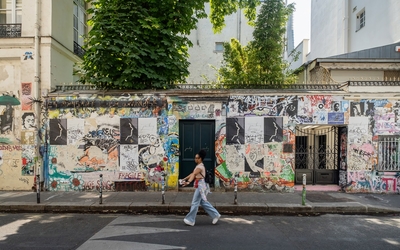 Personne marchant dans la rue devant le musée