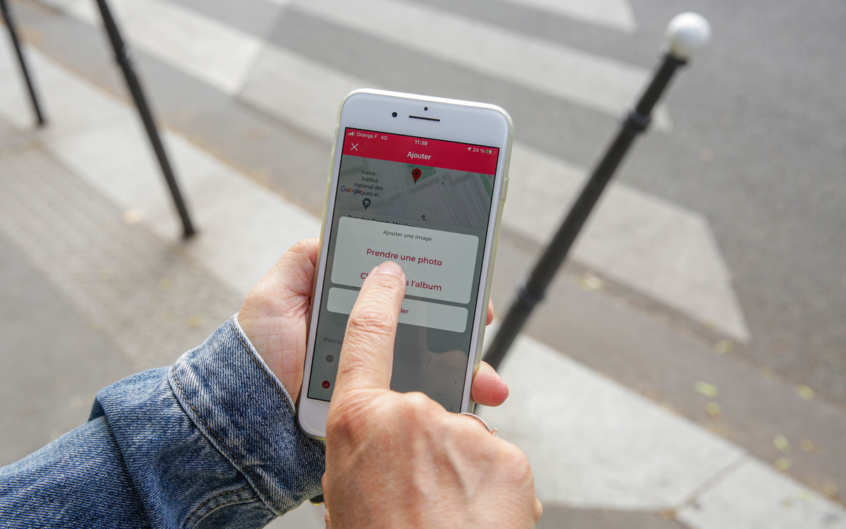 Personne utilisant l'application DansMaRue