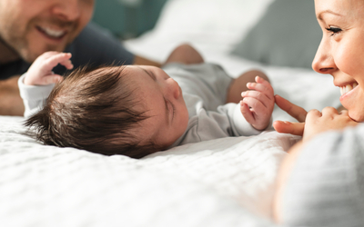 Jeunes parents avec leur bébé