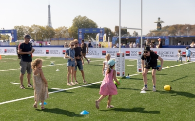 Des enfants s'amusent grâce aux nombreuses acticités proposées au Village Rugby, à la Concorde.