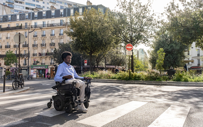 Quartier accessibilité augmentée avec Souleyman Youssouf, habitant du 12e, en fauteuil roulant électrique. Ici, traversant au passage clouté Place du colonel Bourgoin 