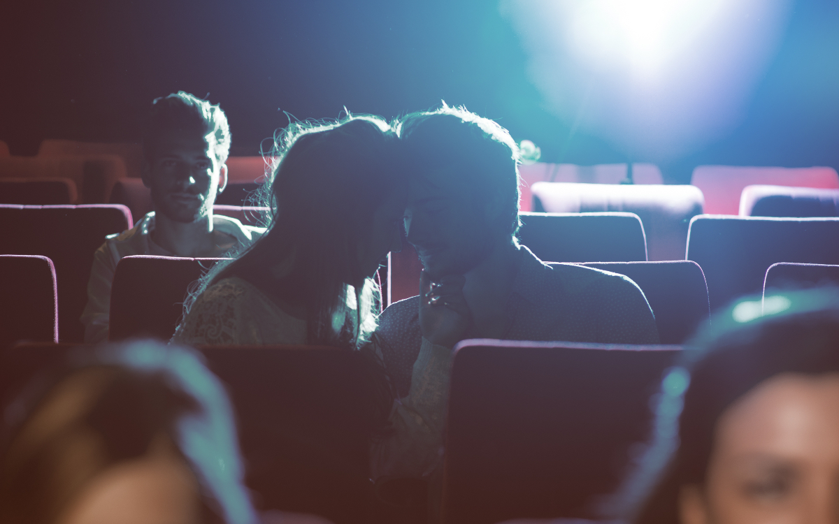 Rendez-vous amoureux dans une salle de théâtre.