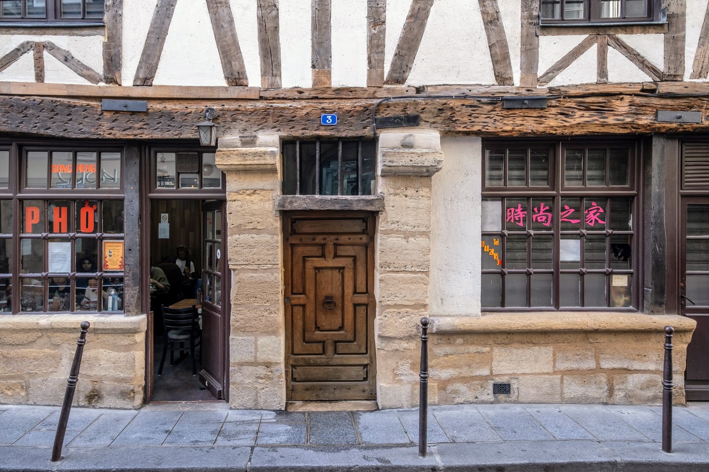 Porte parisienne, 3 rue Volta (Paris Centre).