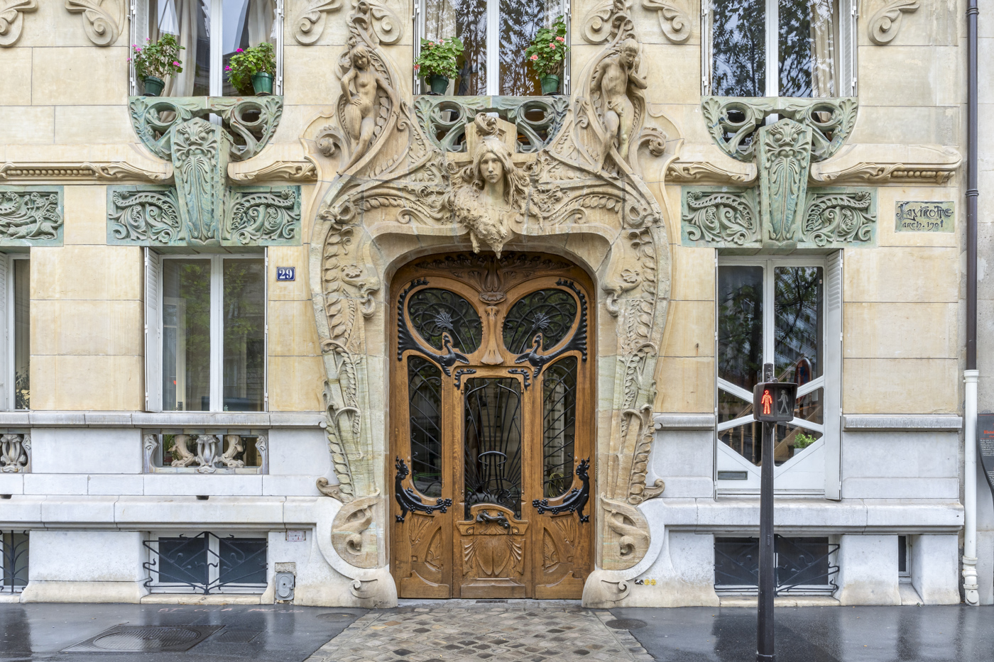 Porte parisienne, 29 Avenue Rapp (7e).