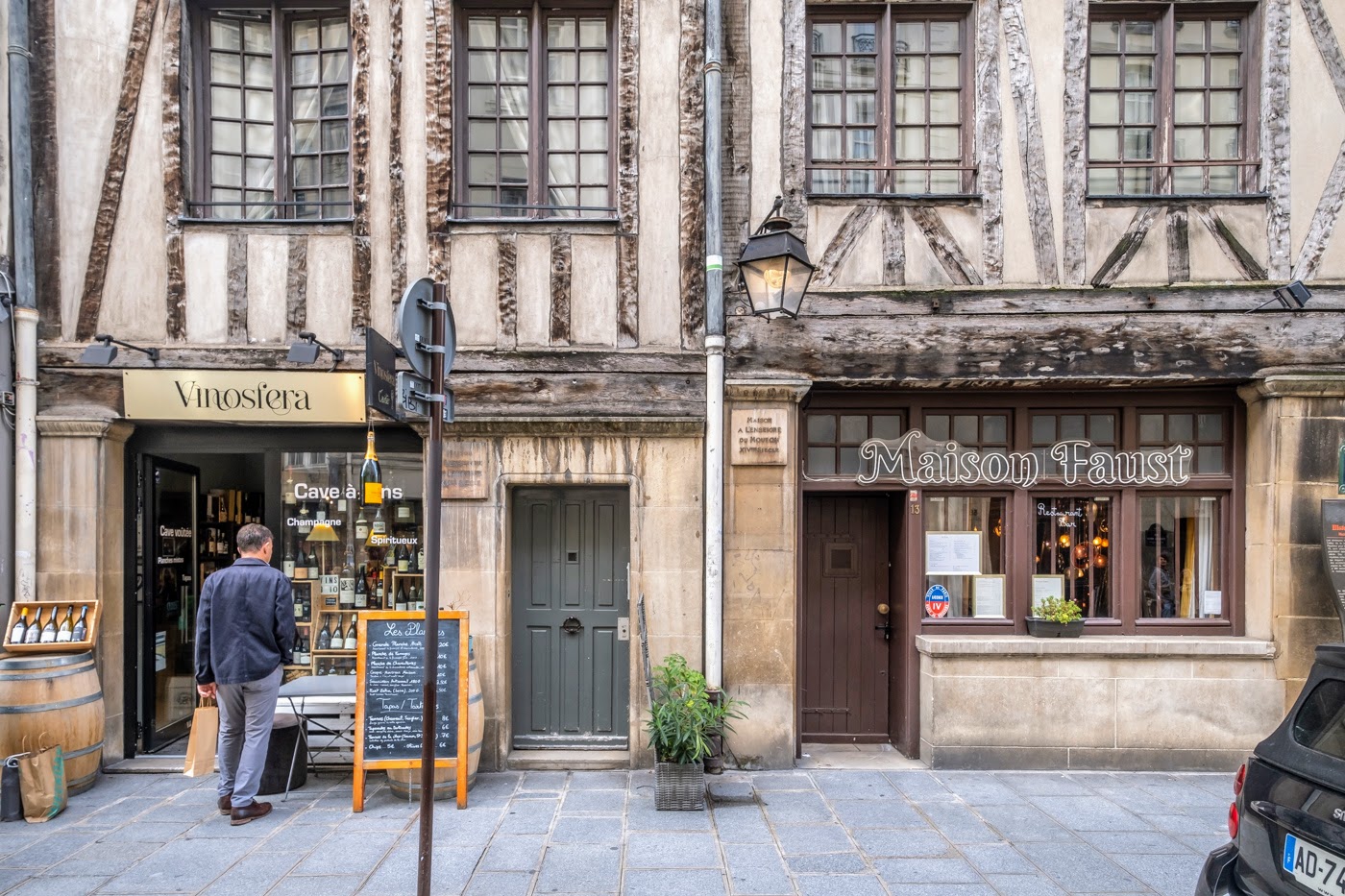 Porte parisienne, 11 rue François Miron (Paris Centre).