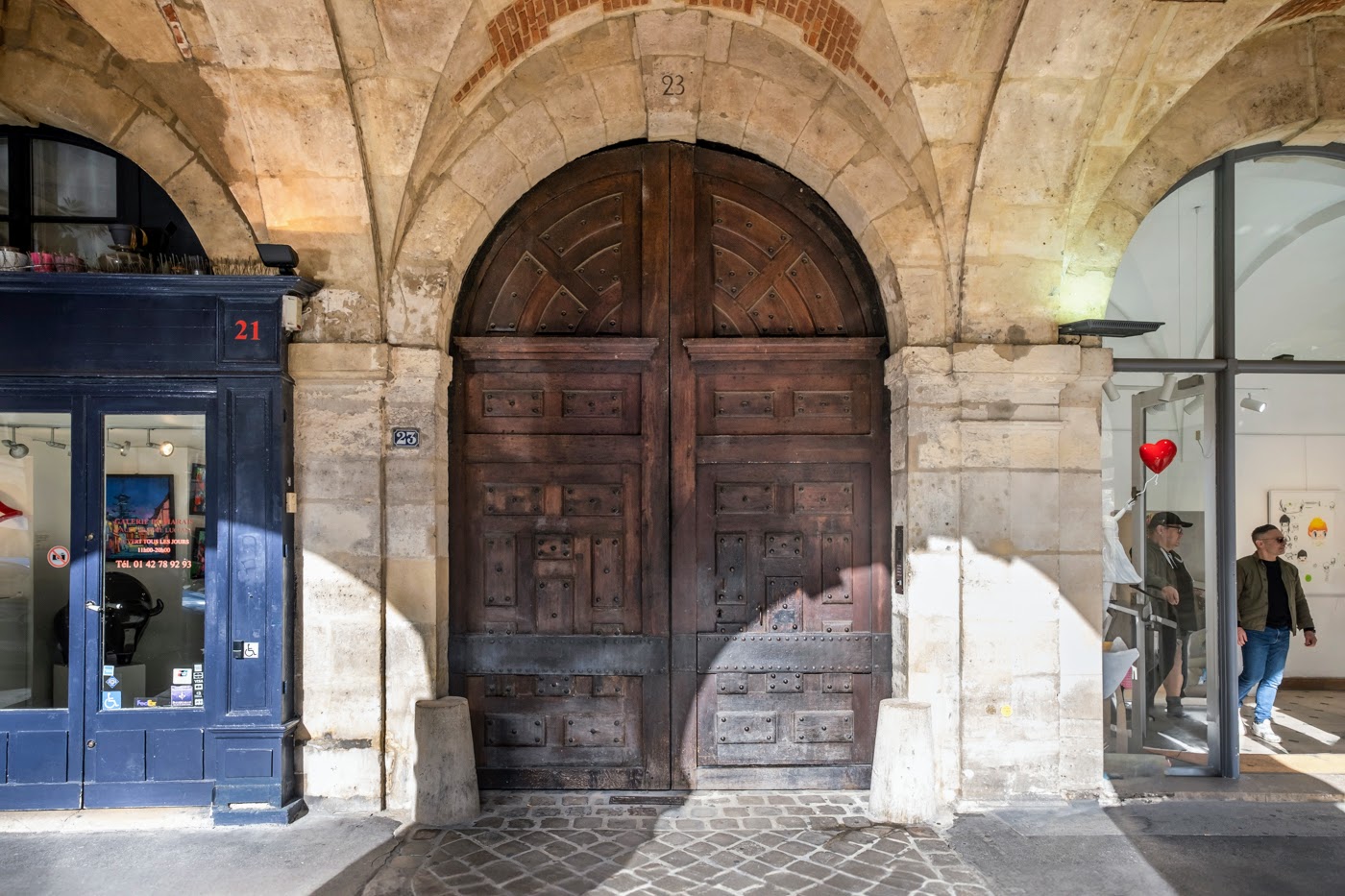 Porte parisienne, 23 Place des Vosges (Paris Centre).