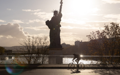 Cycliste passant devant la statue de la liberté (15ème).