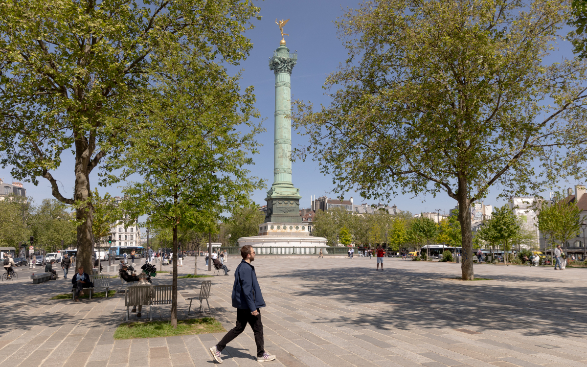 Promeneurs sur la Place de la Bastille.