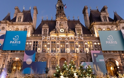 L'Hôtel de Ville illuminé et décoré aux couleurs des Jeux.