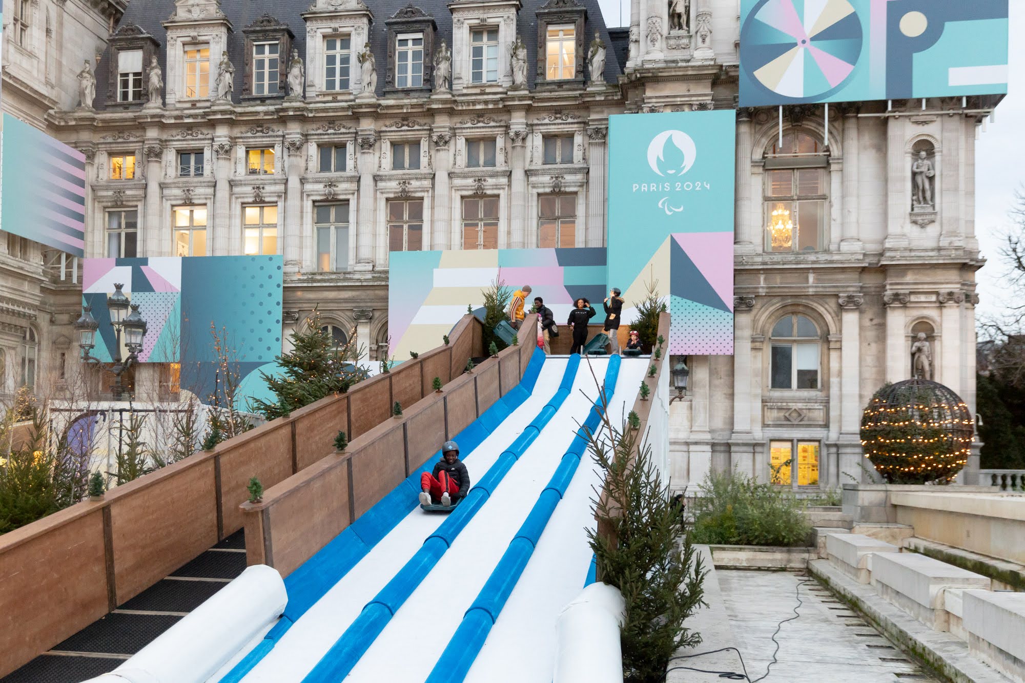 Jeux de glisse pour les petits au village de Noël sur le parvis de l'Hôtel de Ville.