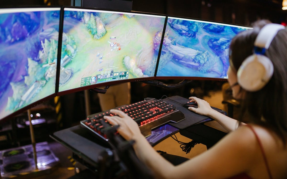 Jeune personne jouant à League of Legends