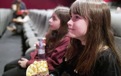 Jeunes spectatrices au cinéma. 