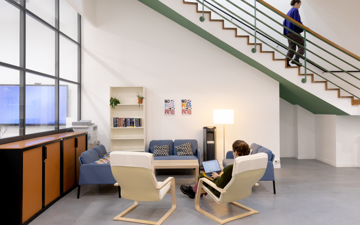 Salle commune de La bulle, maison des solidarités LGBTQI+
