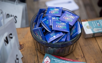 Préservatifs de la Ville de Paris dans un contenant posé sur une table