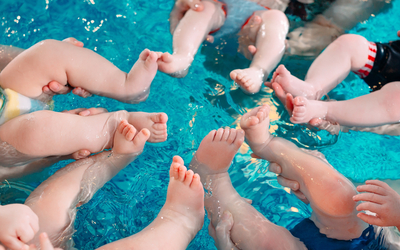 Jambes de bébé dans une piscine