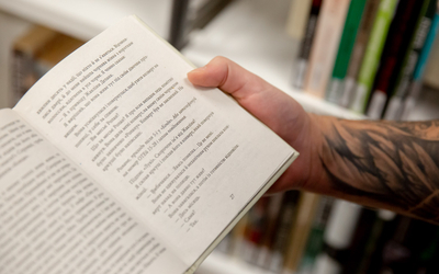 Livre ouvert écrit en cyrillique 