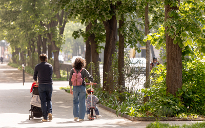 Personnes se promenant sur une voie piétons dans le 11ème.