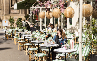 Moment de détente, sous le soleil, sur la terrasse d'un café. 