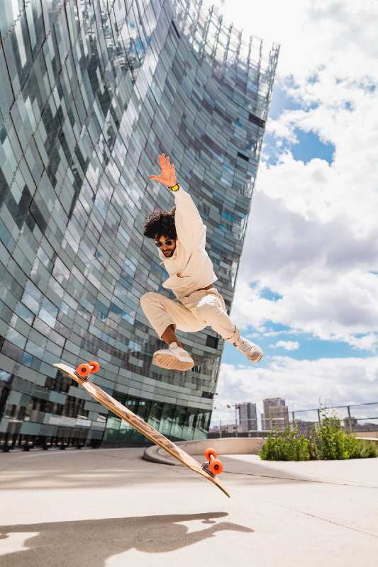 Le maitre du longboard Lotfi Lamaali en action