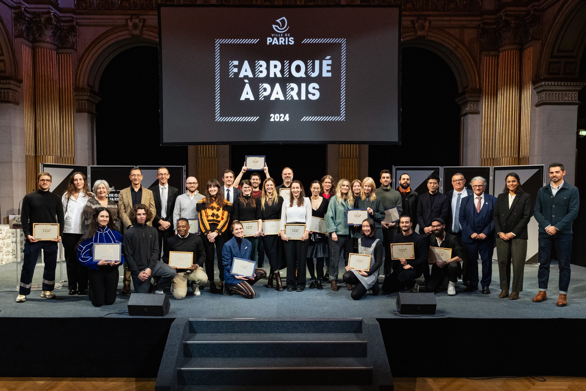 remise des prix sur une scène