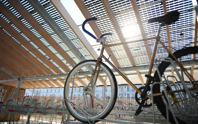 Un vélo est accroché sur un rack du nouveau parking à vélo de 1200 places sécurisé qui a vu le jour à Gare du Nord.