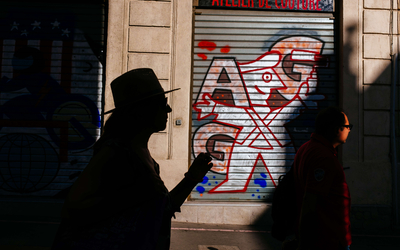 Un graffiti représentant un sur le rideau de fer d'un commerce. 
